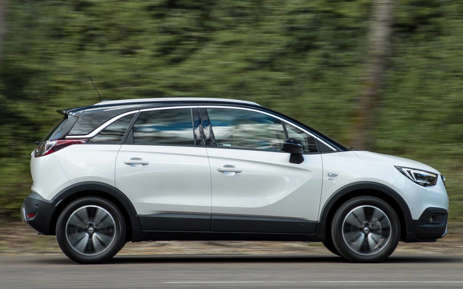 Comparison Vauxhall Crossland X Ultimate 2019 vs Renault Captur